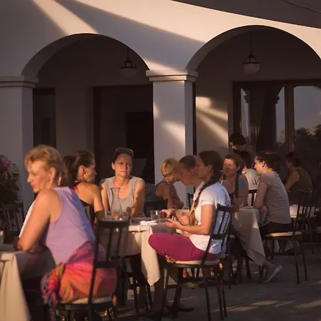 Hotel Radhe Es Syam Meditacios Es Rendezvenykozpont *
